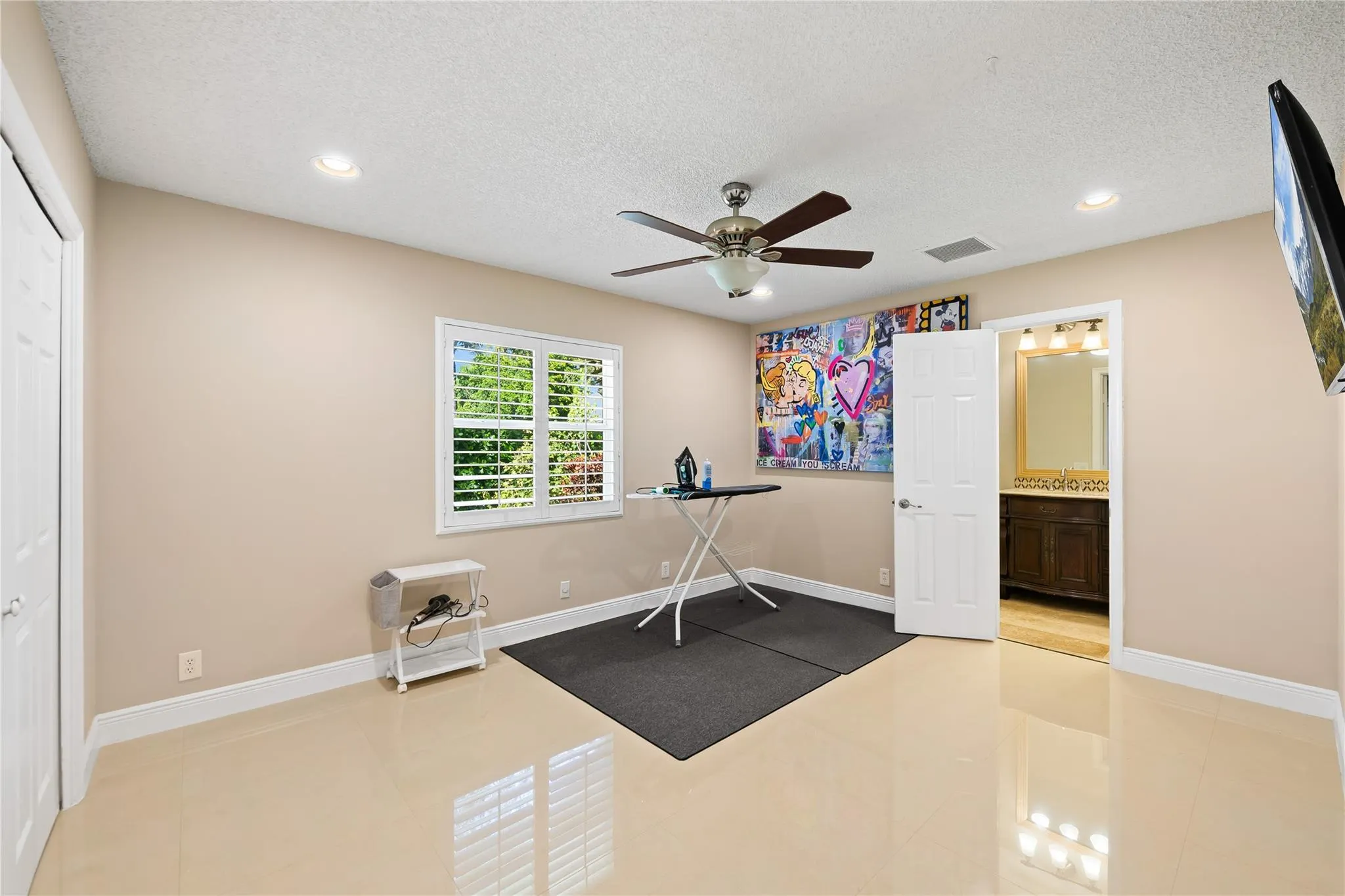 5680 NW 88th Ter