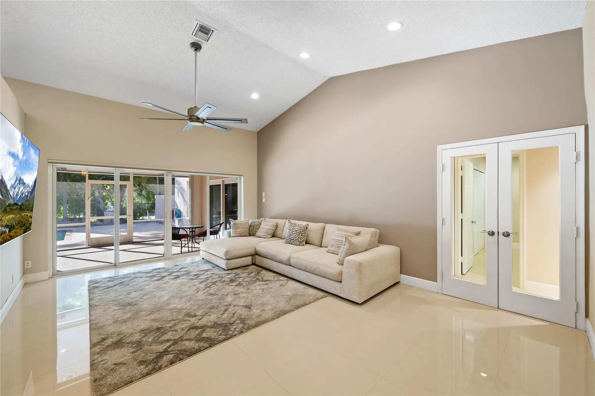5680 NW 88th Ter