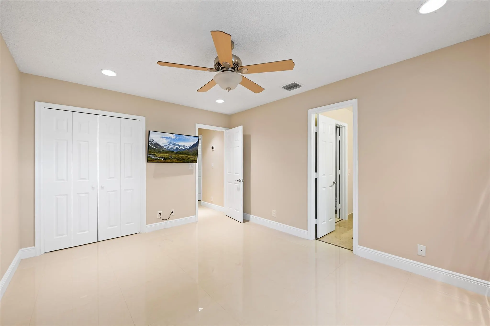 5680 NW 88th Ter