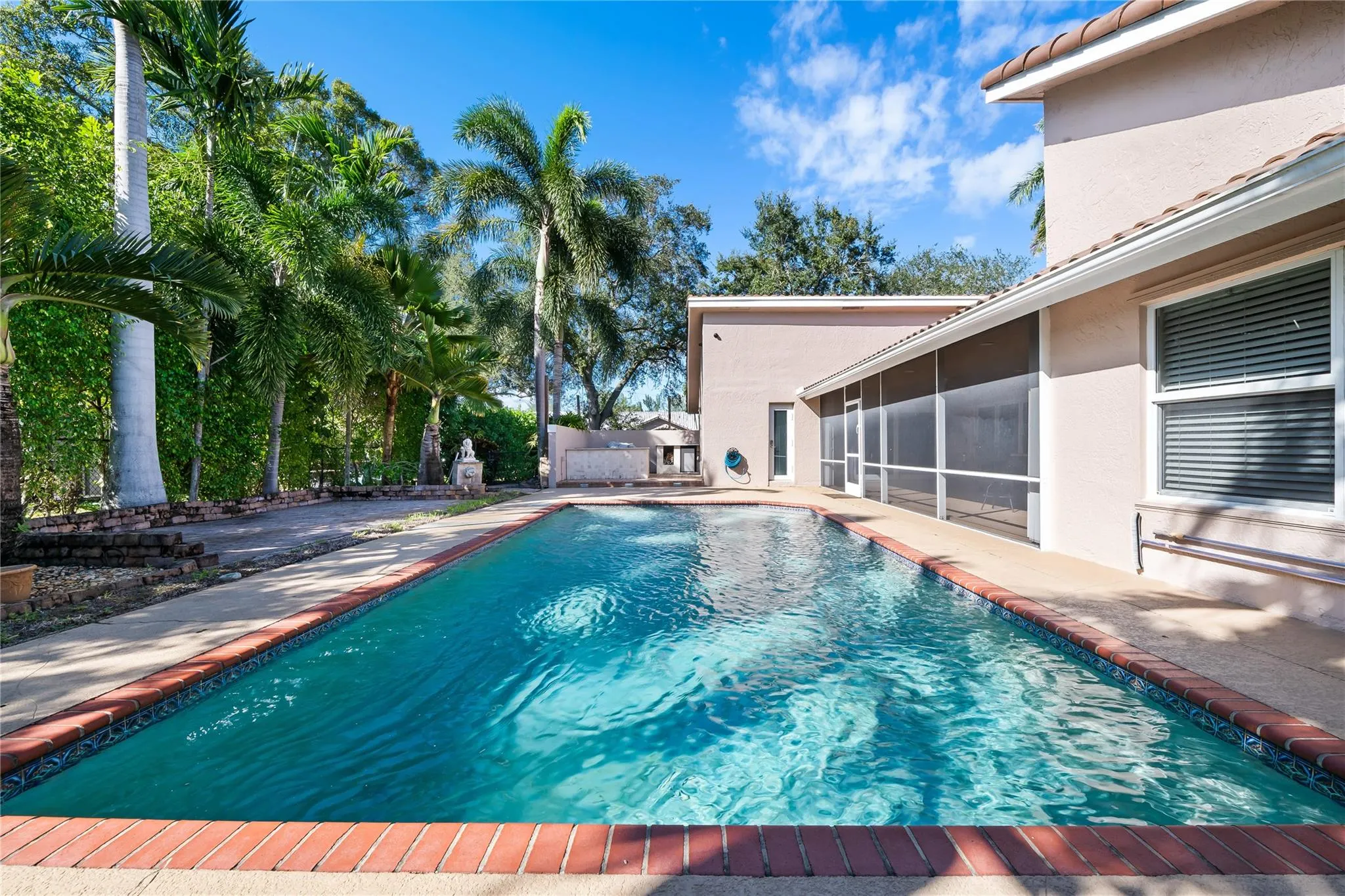 5680 NW 88th Ter