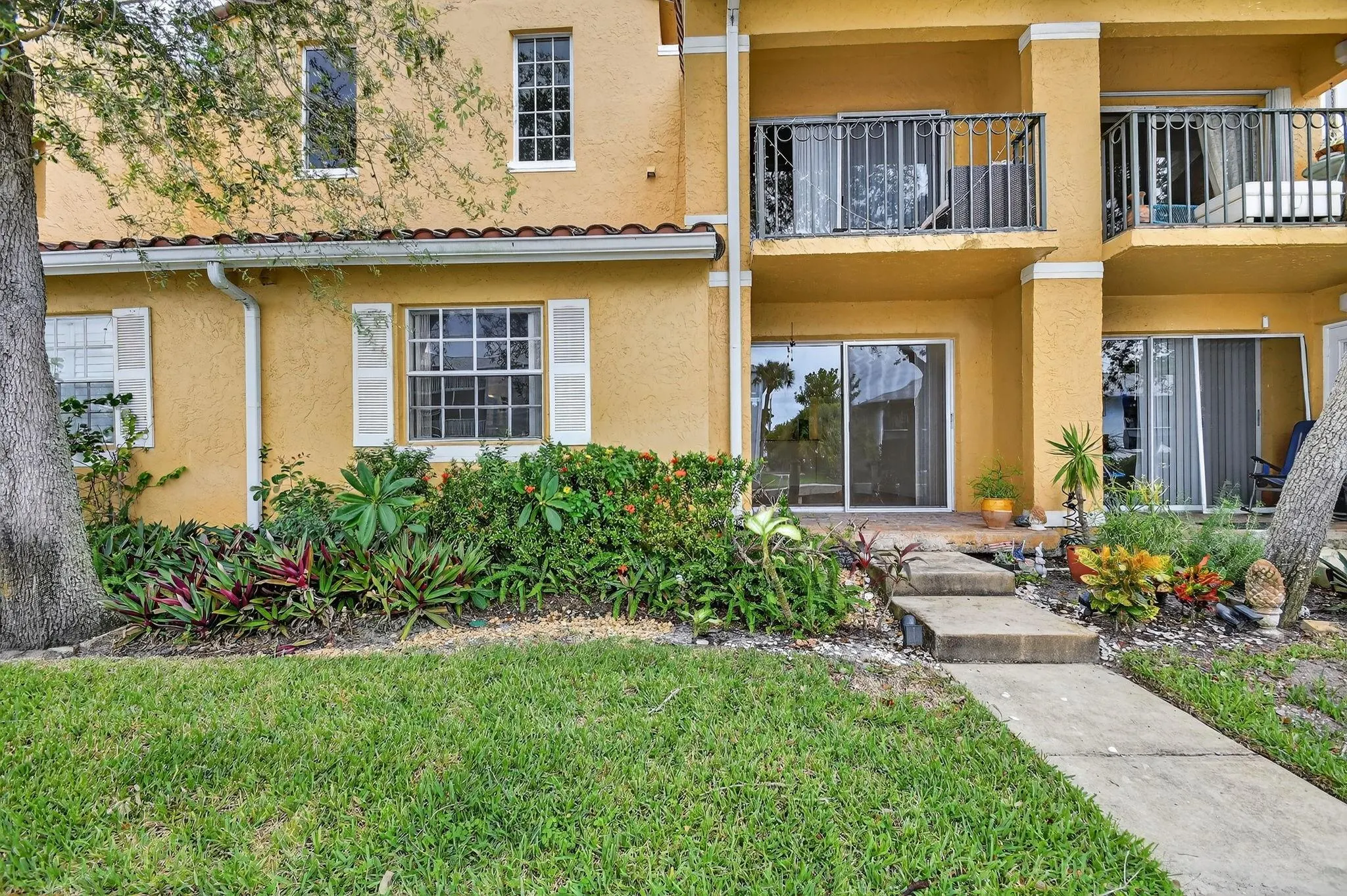 1115 Lake Shore Dr, #102