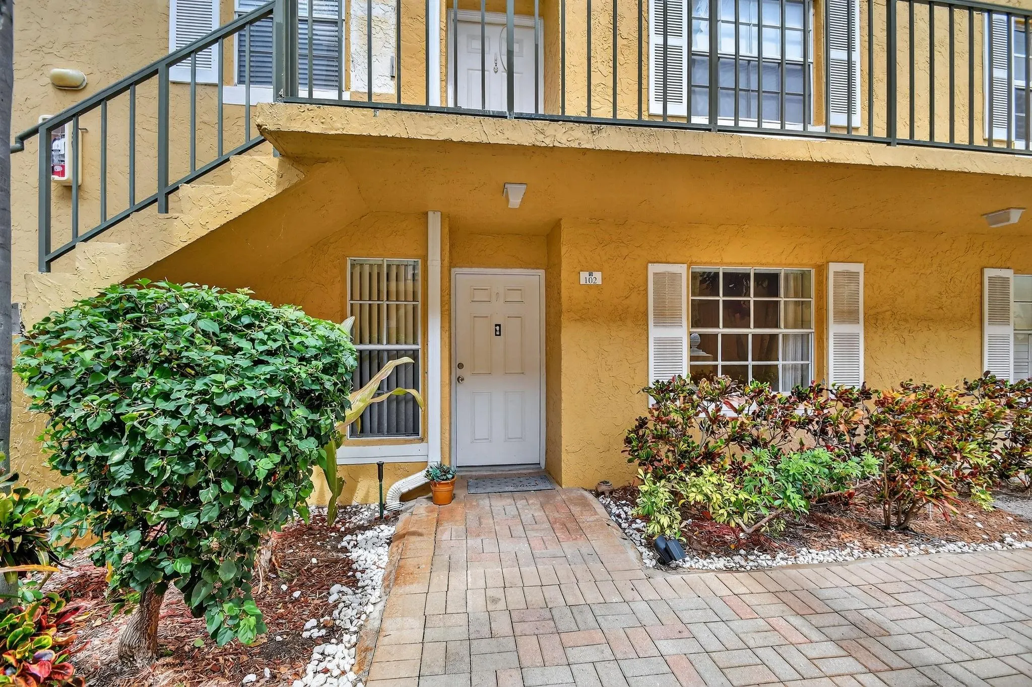 1115 Lake Shore Dr, #102