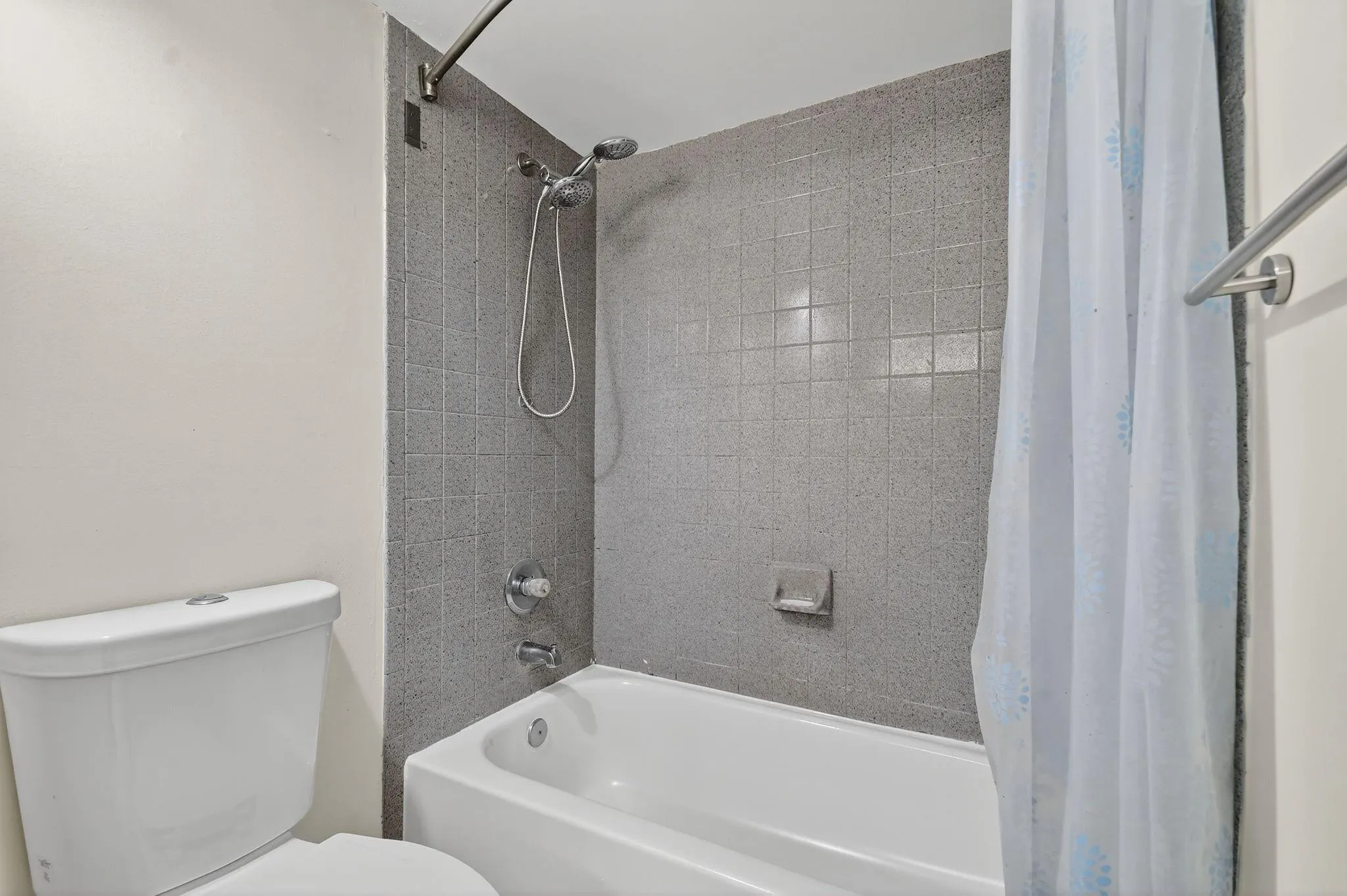 1115 Lake Shore Dr, #102