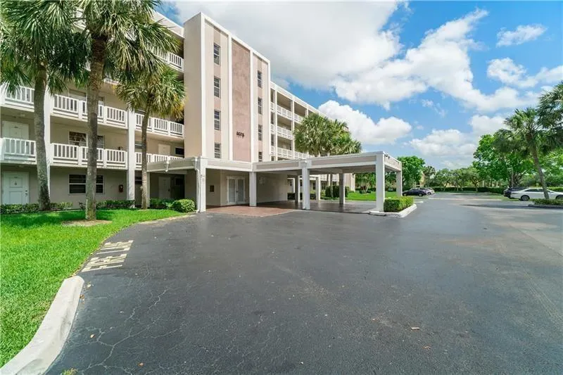 1075 Riverside Dr, #207