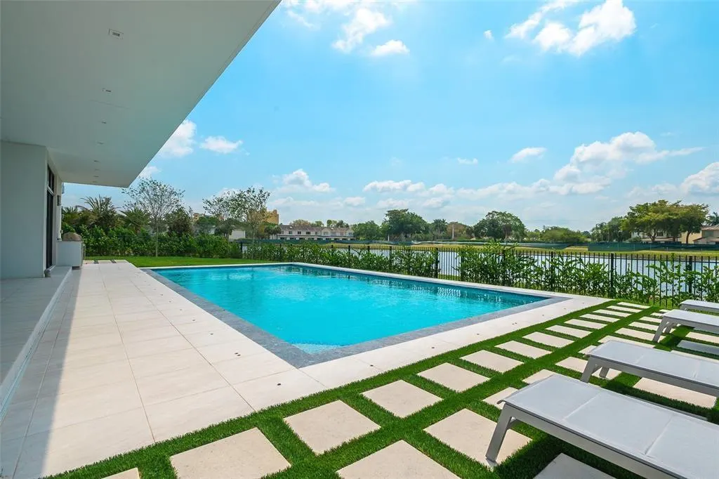 16552 Botaniko Dr S