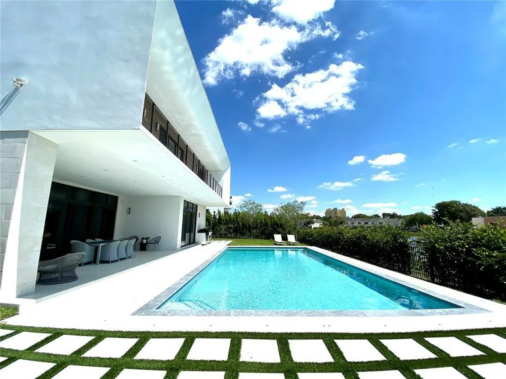 16552 Botaniko Dr S