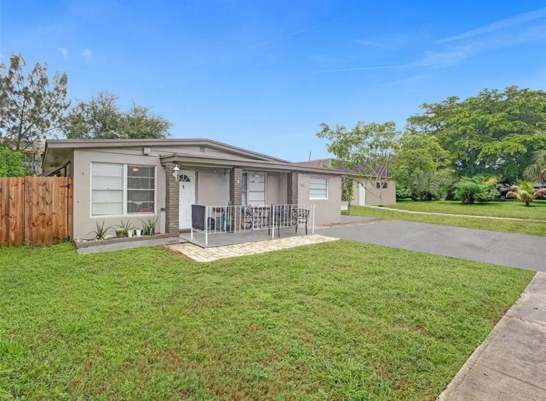 740 SW 10th St