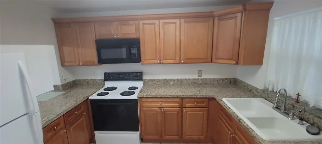 9421 SW Evergreen Pl, #102