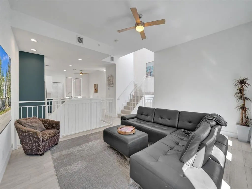 703 SE 16th Ct