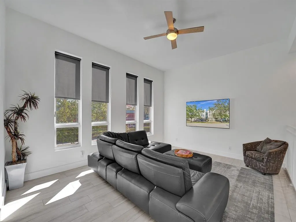 703 SE 16th Ct