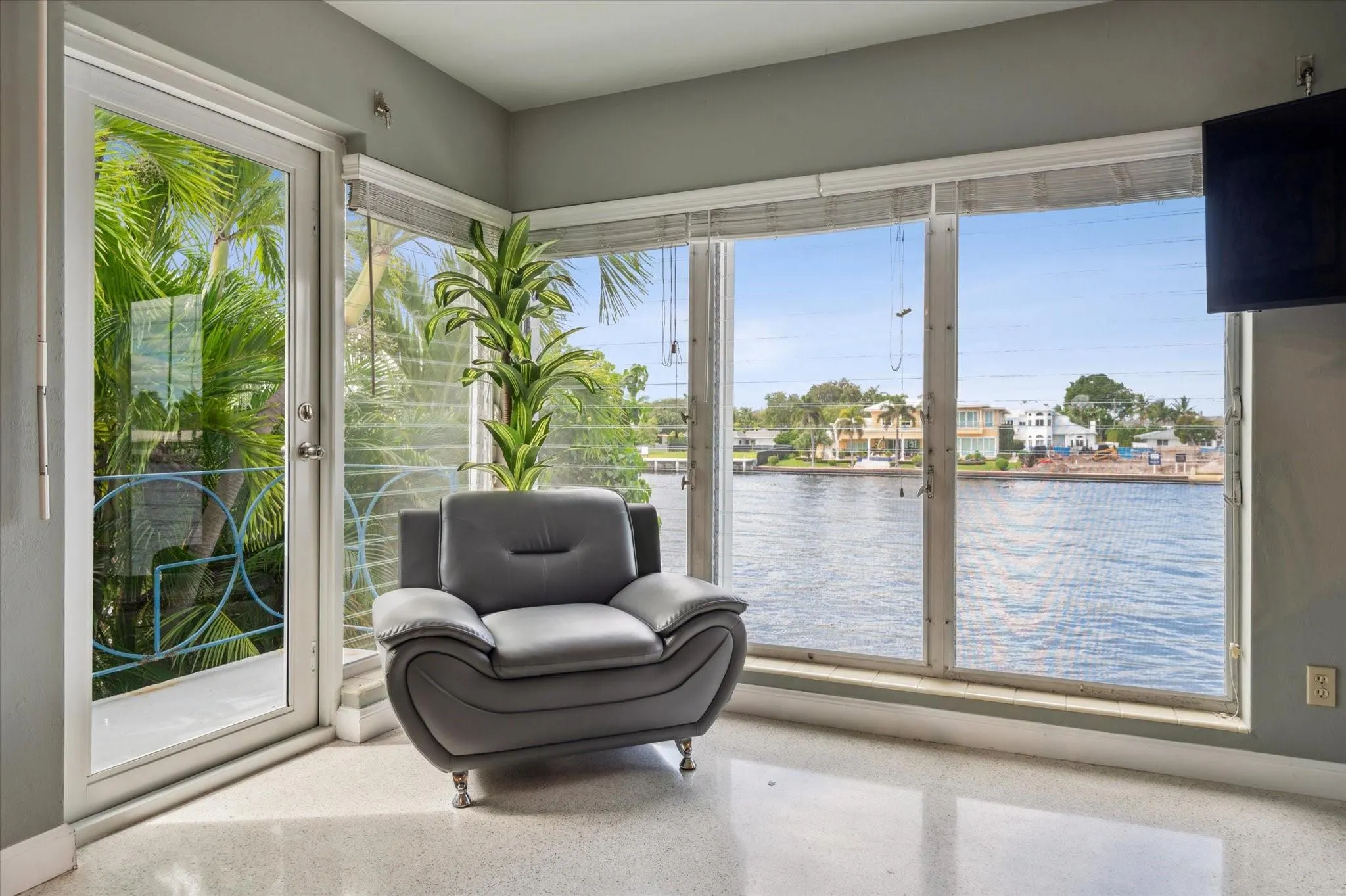 561 Bayshore Dr, #1
