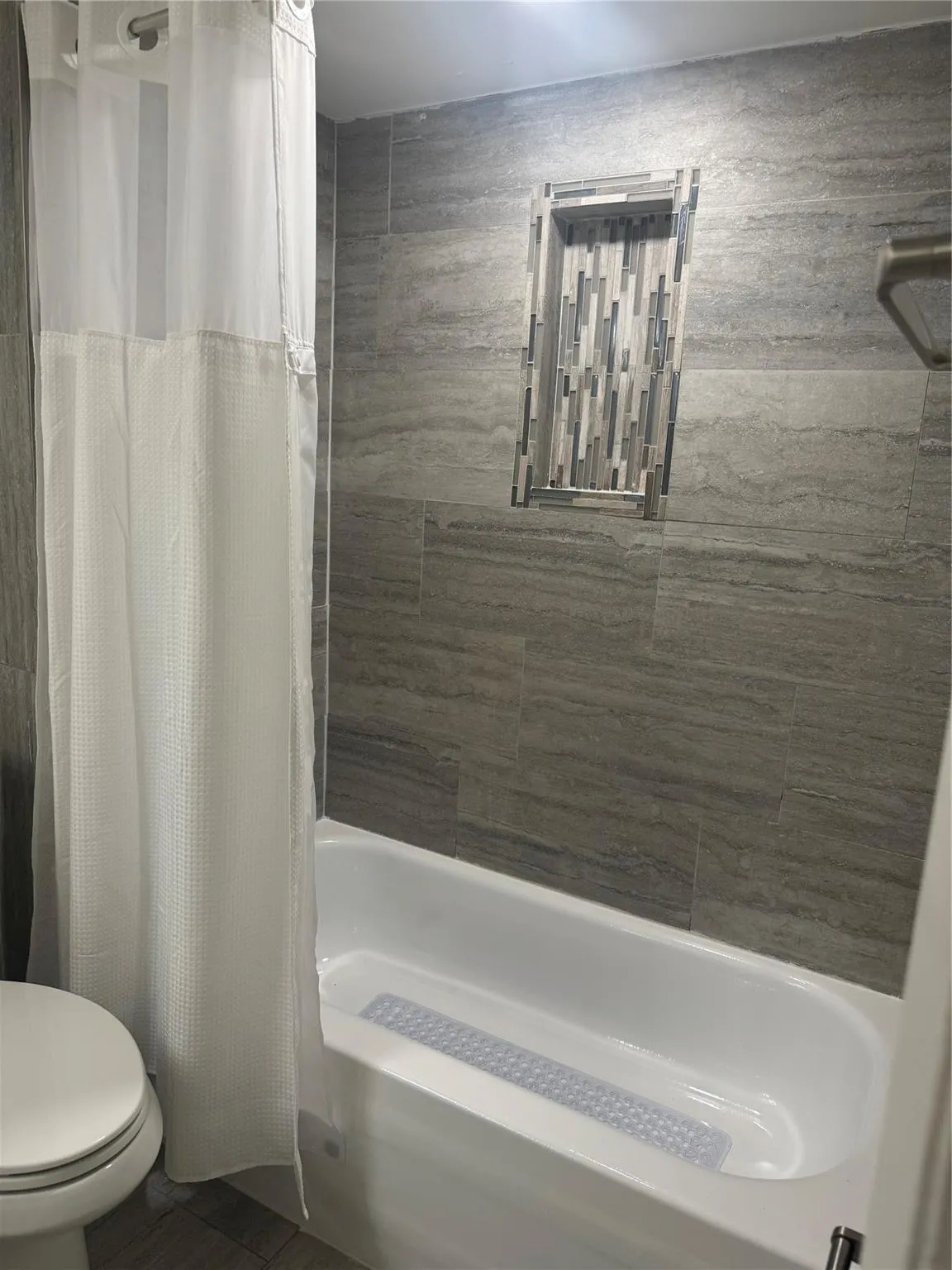 490 N Laurel Dr, #8A