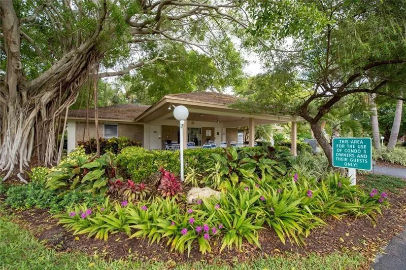 555 Oaks Ln, #112
