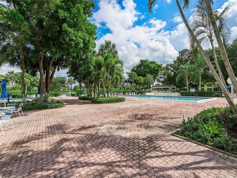 555 Oaks Ln, #112