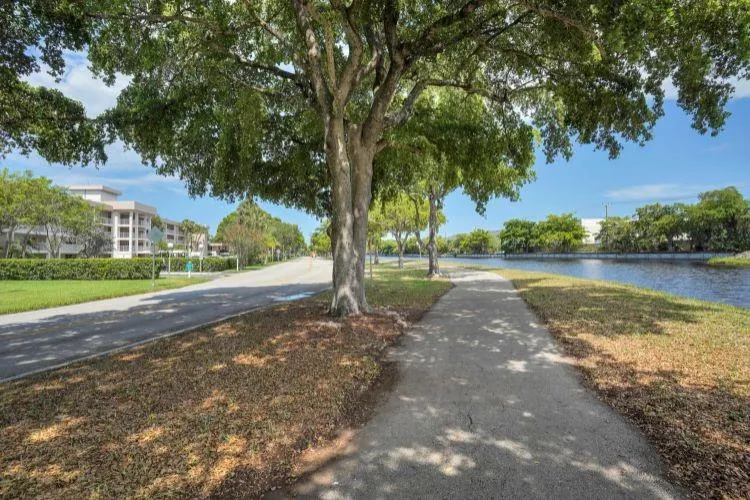 555 Oaks Ln, #112