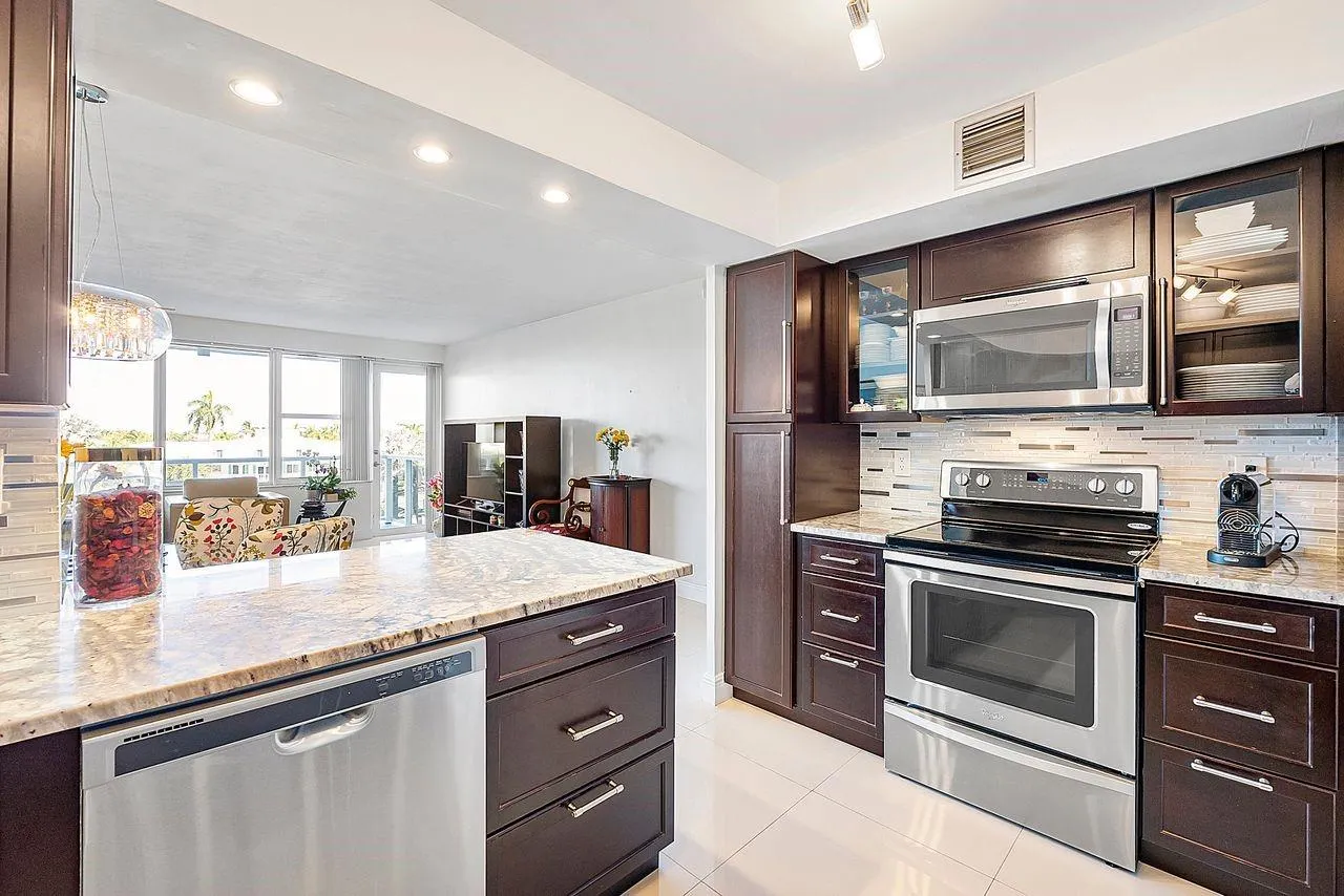 3300 NE 36th St, #303