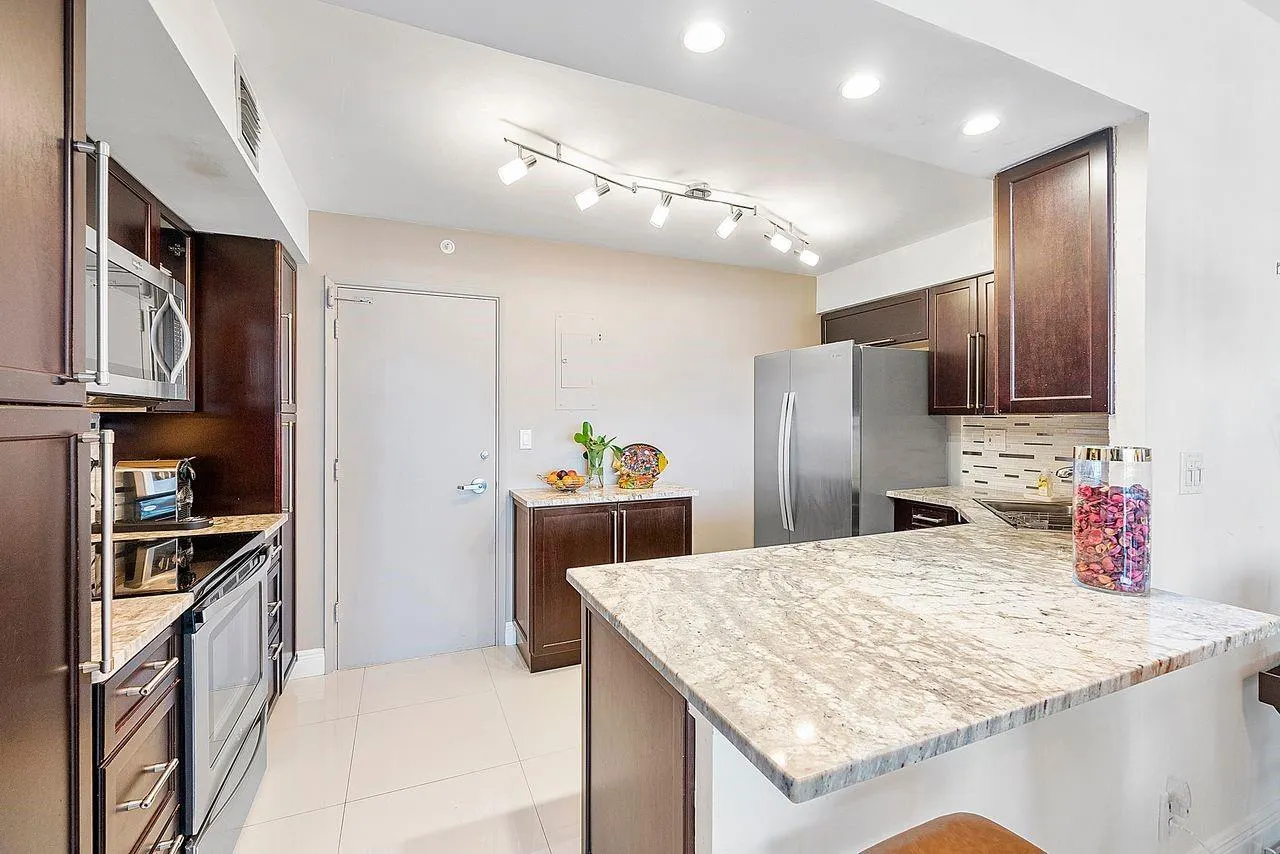 3300 NE 36th St, #303