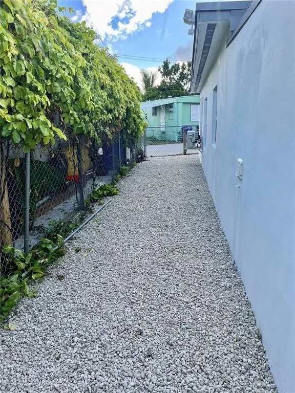 2201 NE 135th Ln