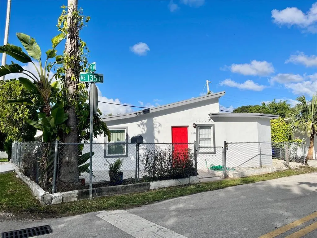 2201 NE 135th Ln