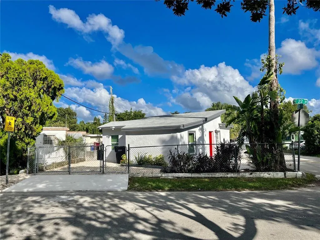 2201 NE 135th Ln