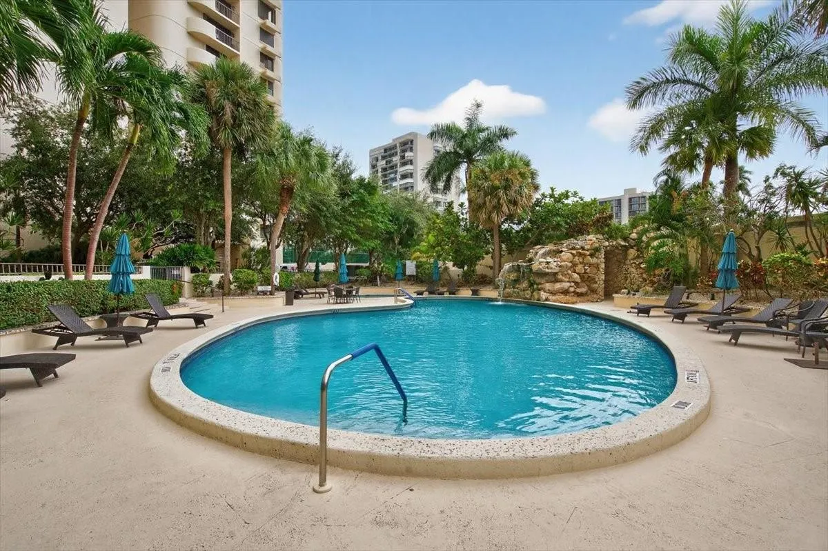 2480 Presidential Way, #902