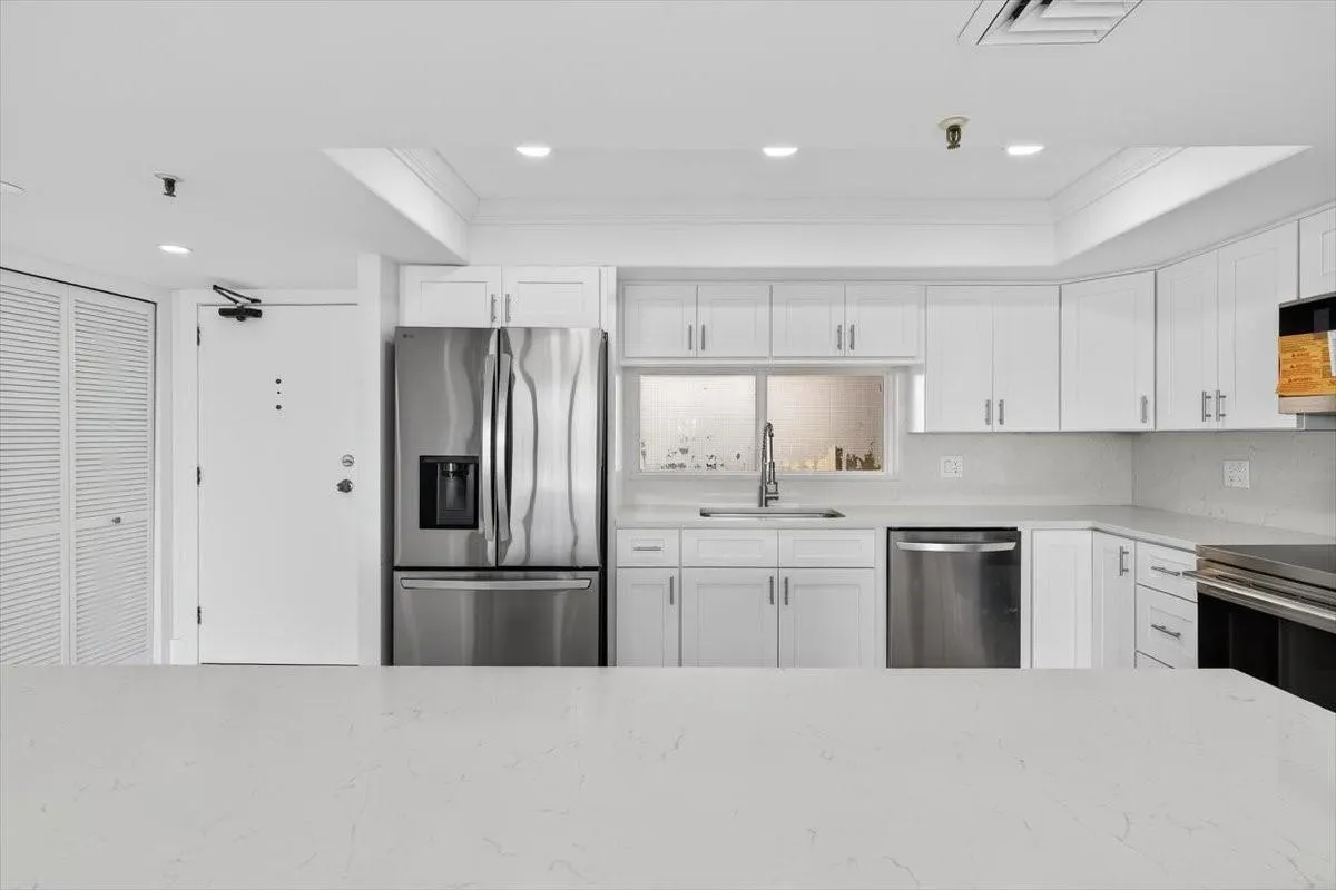 2480 Presidential Way, #902