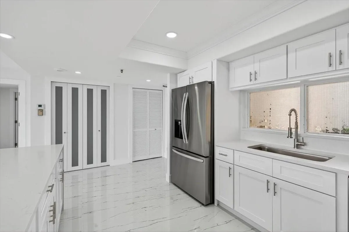 2480 Presidential Way, #902