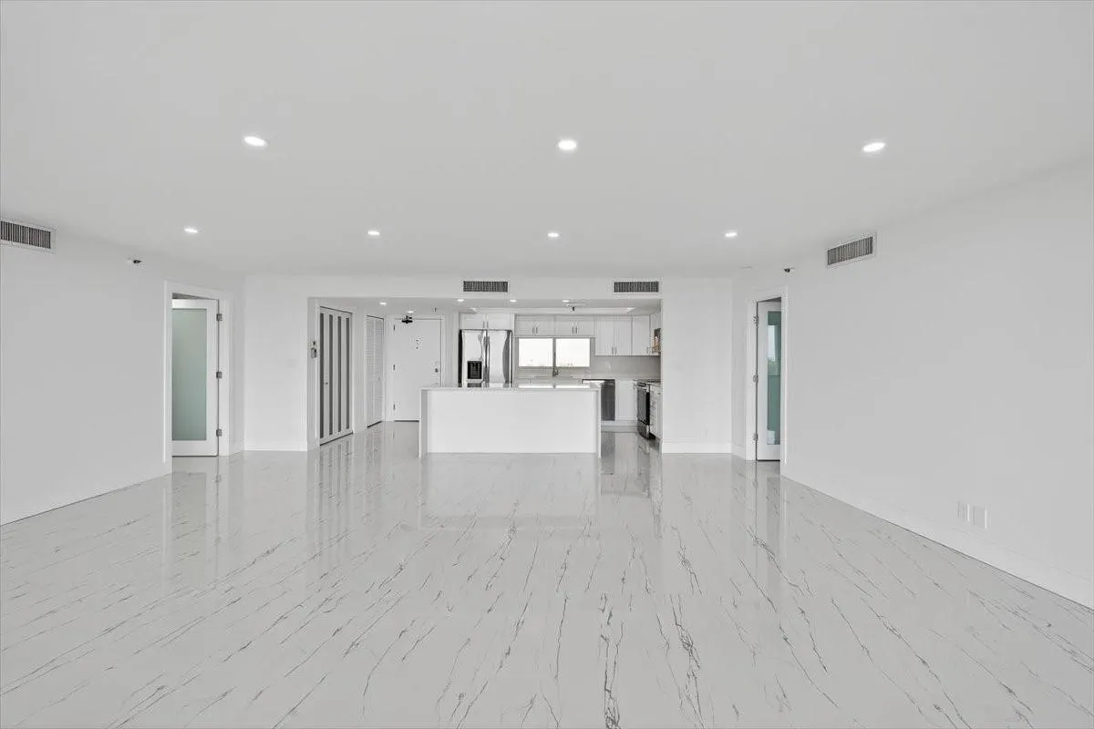 2480 Presidential Way, #902