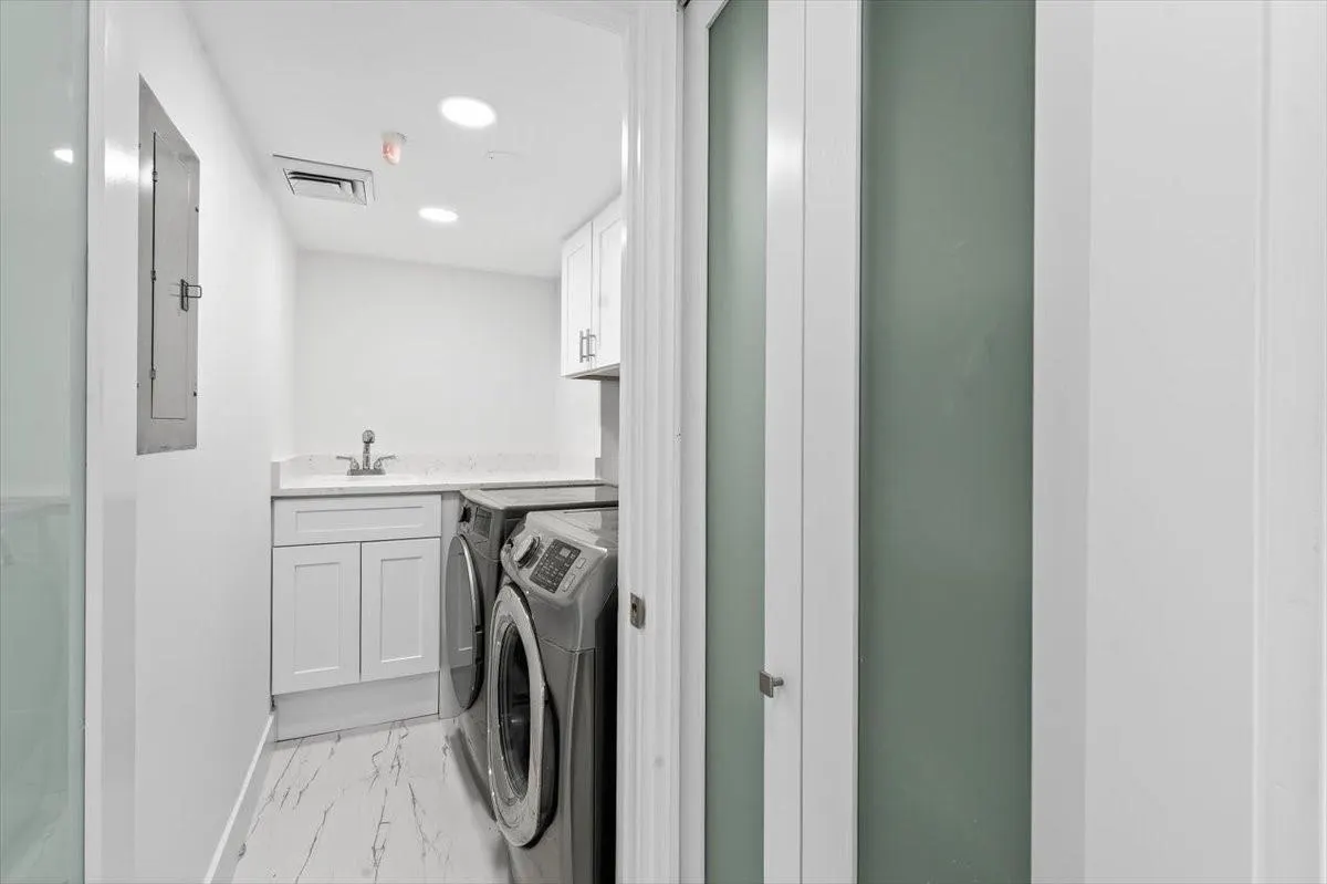 2480 Presidential Way, #902