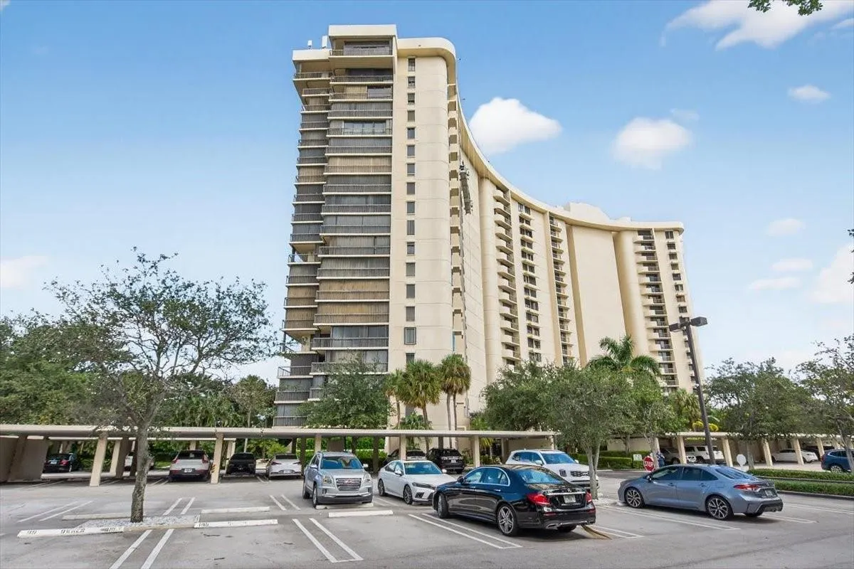 2480 Presidential Way, #902