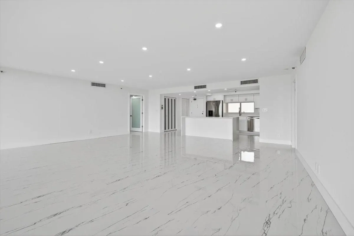 2480 Presidential Way, #902
