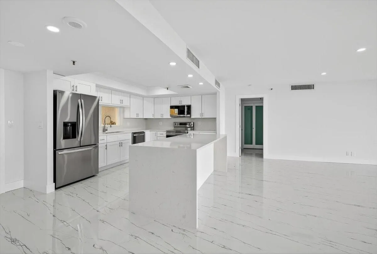 2480 Presidential Way, #902