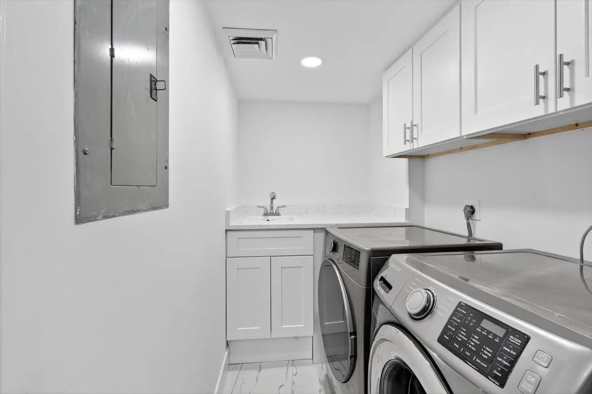 2480 Presidential Way, #902