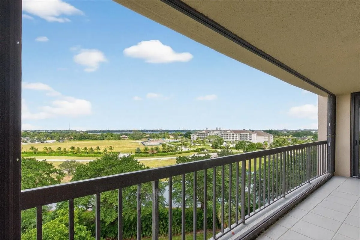 2480 Presidential Way, #902