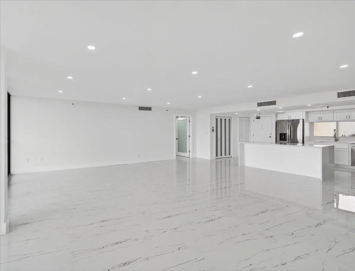 2480 Presidential Way, #902