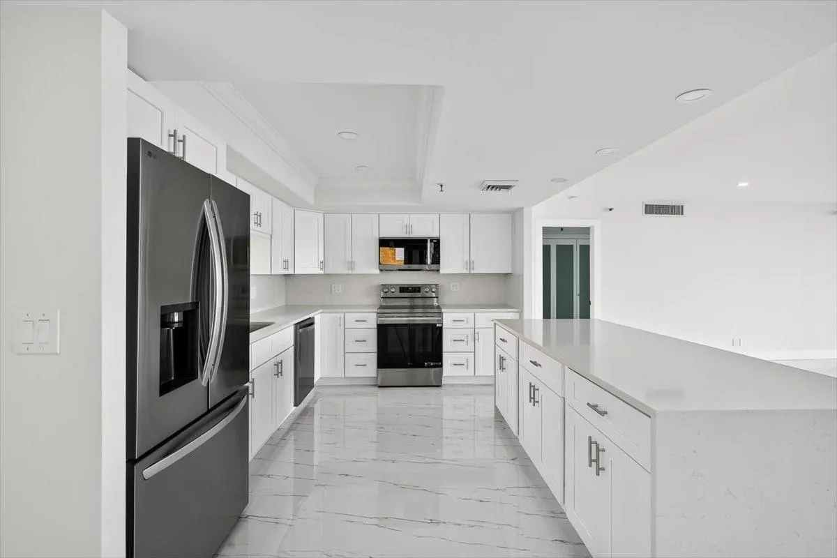 2480 Presidential Way, #902