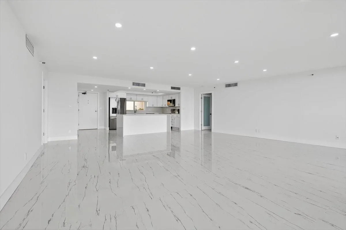 2480 Presidential Way, #902