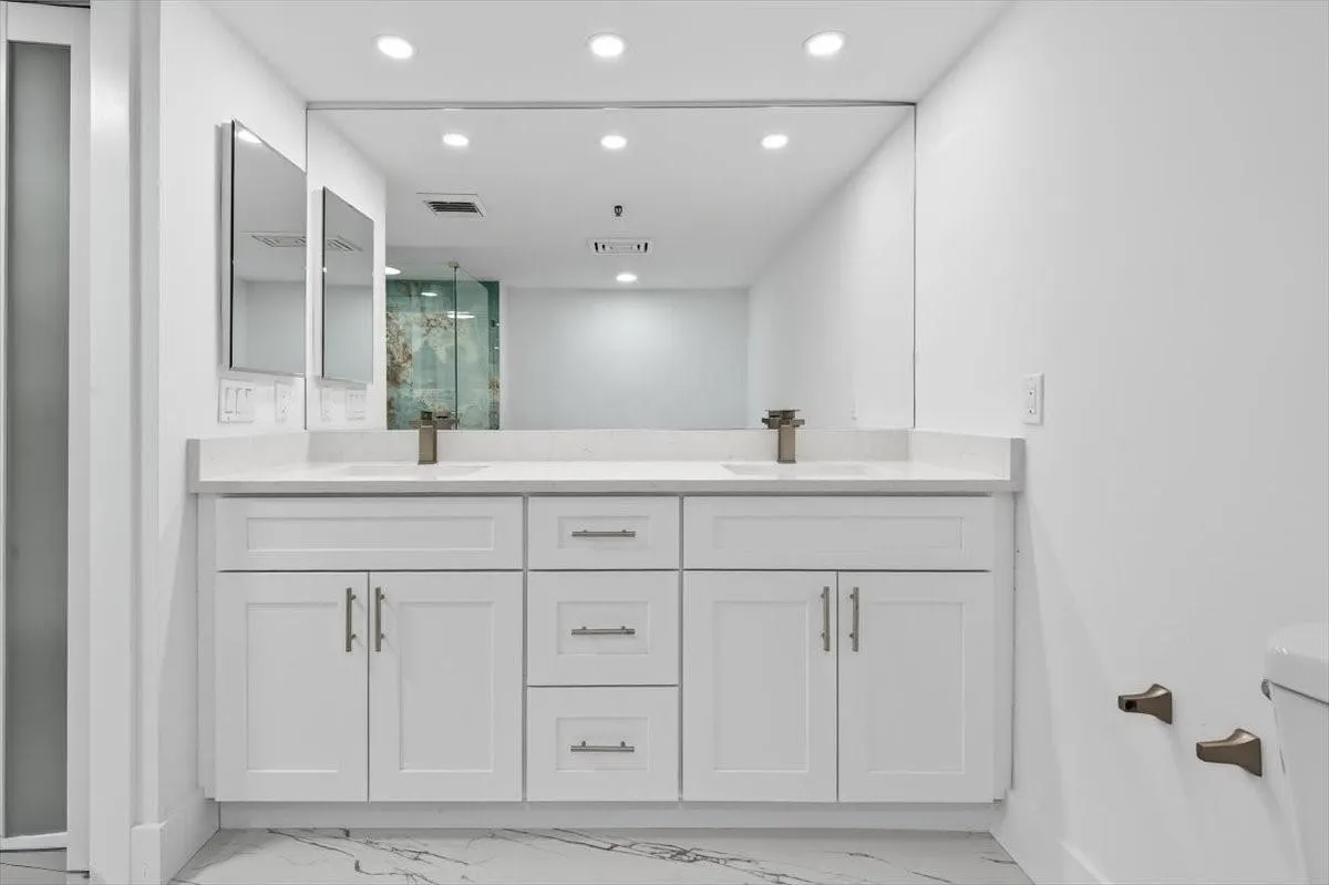 2480 Presidential Way, #902