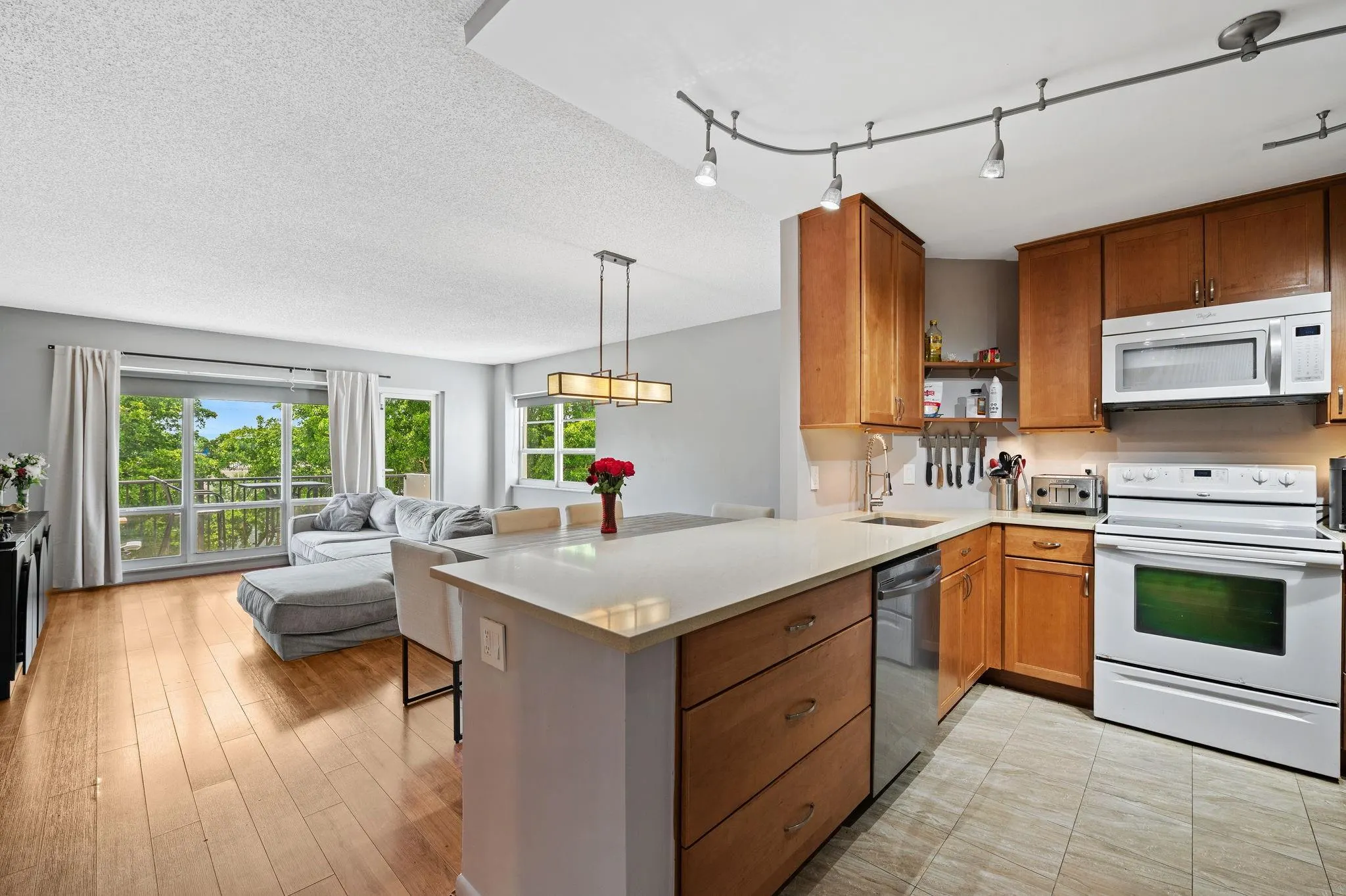 340 Sunset Dr, #401