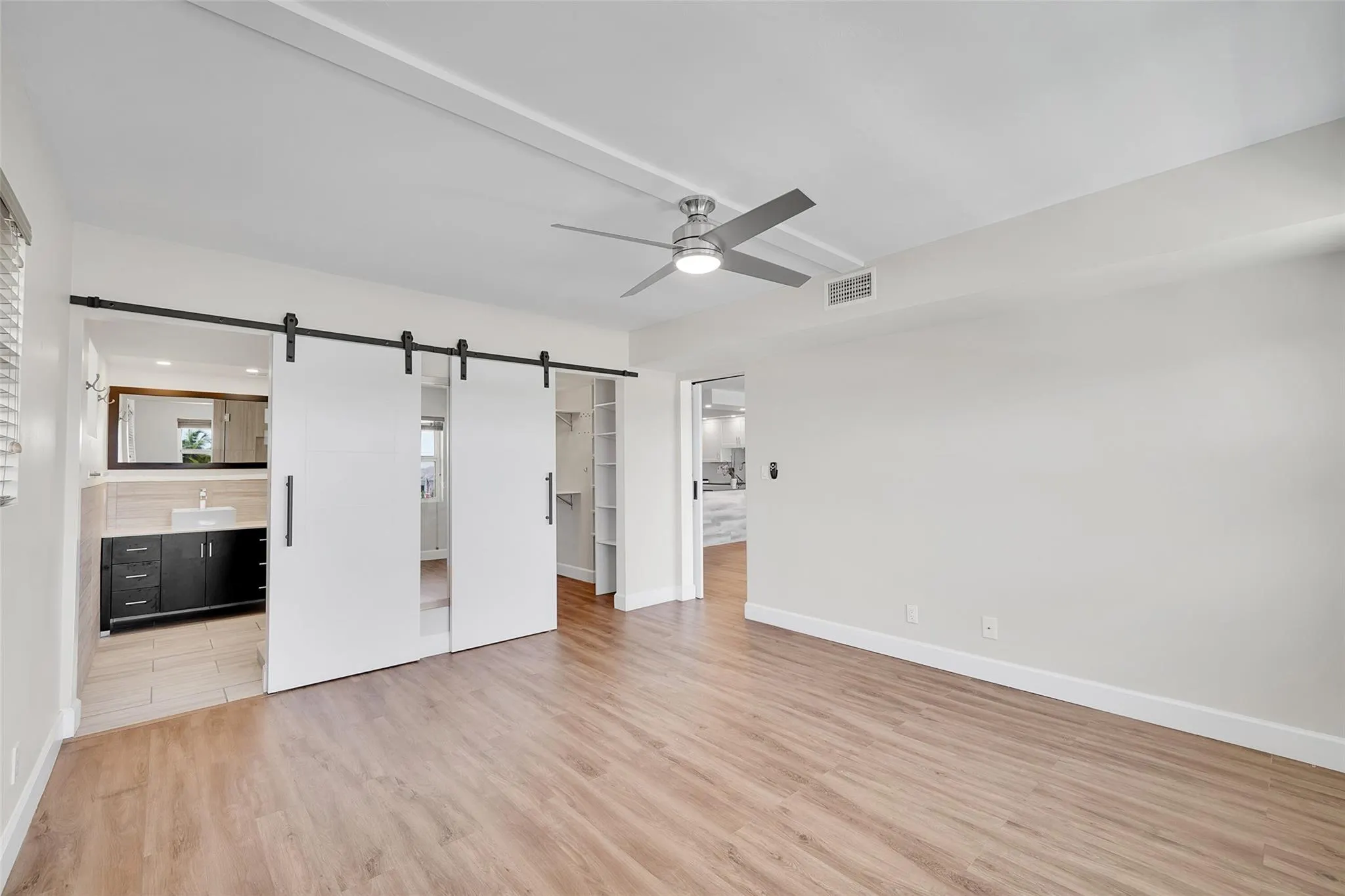3121 NE 51 St, #406E