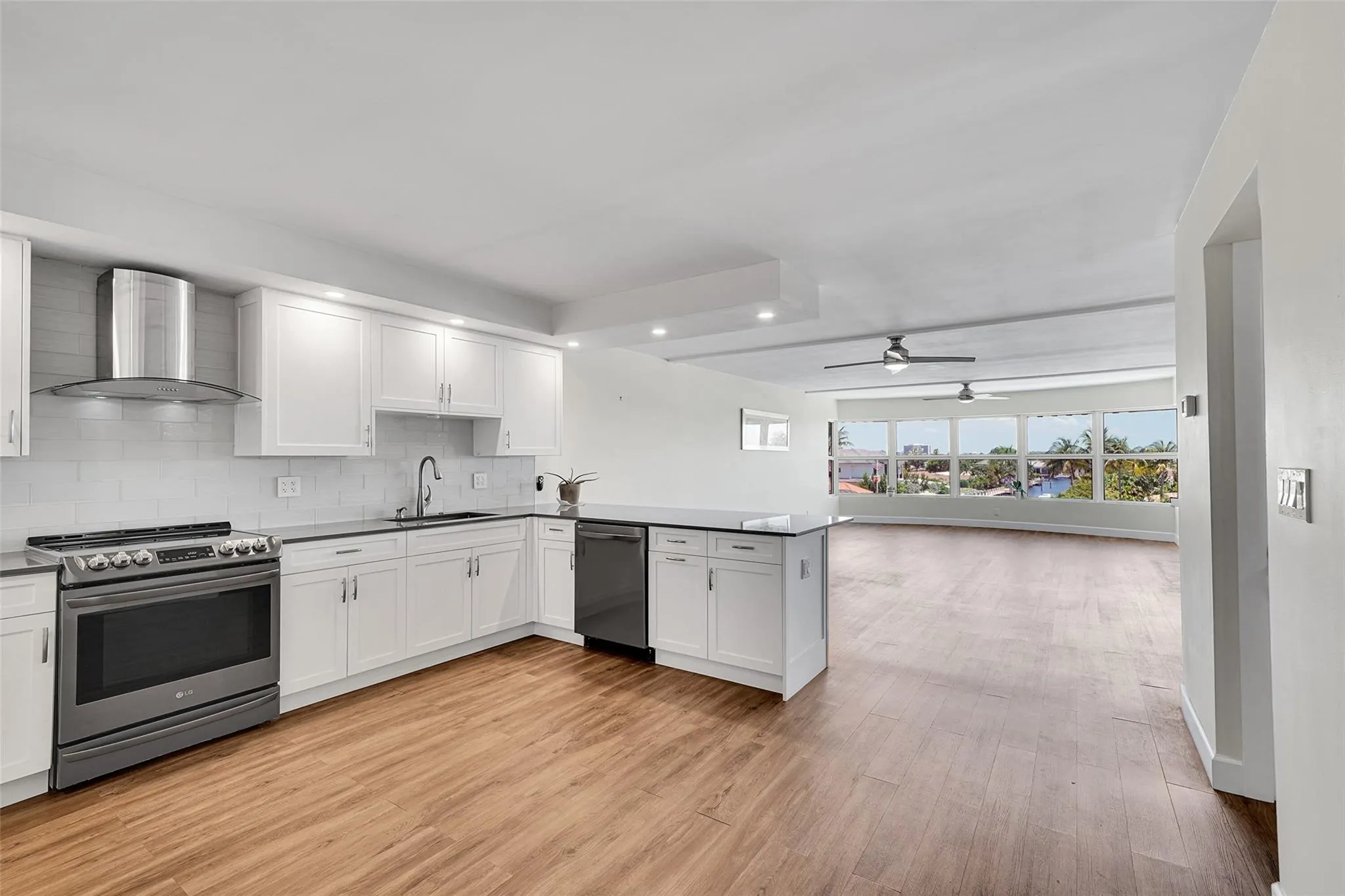3121 NE 51 St, #406E