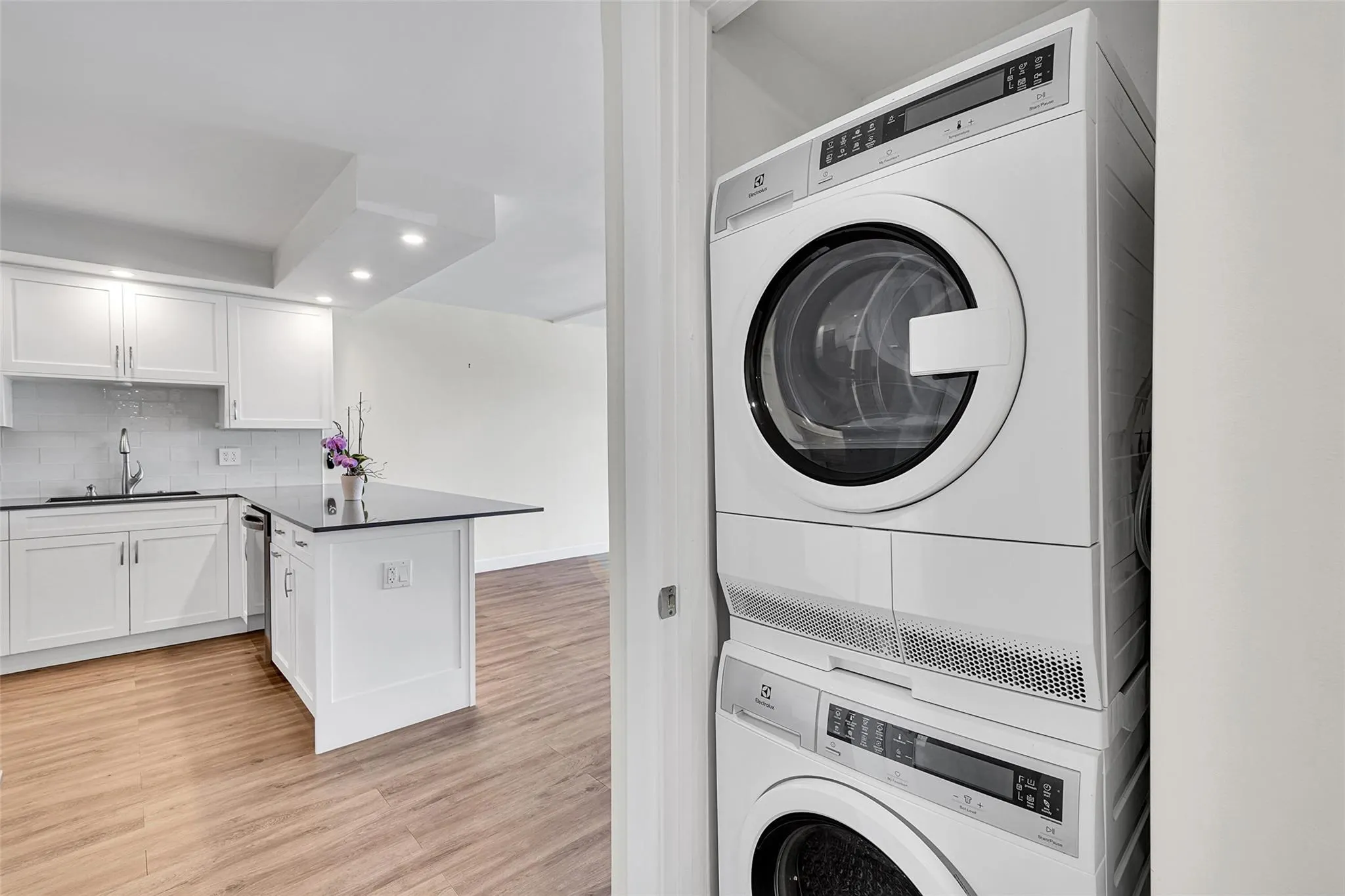 3121 NE 51 St, #406E