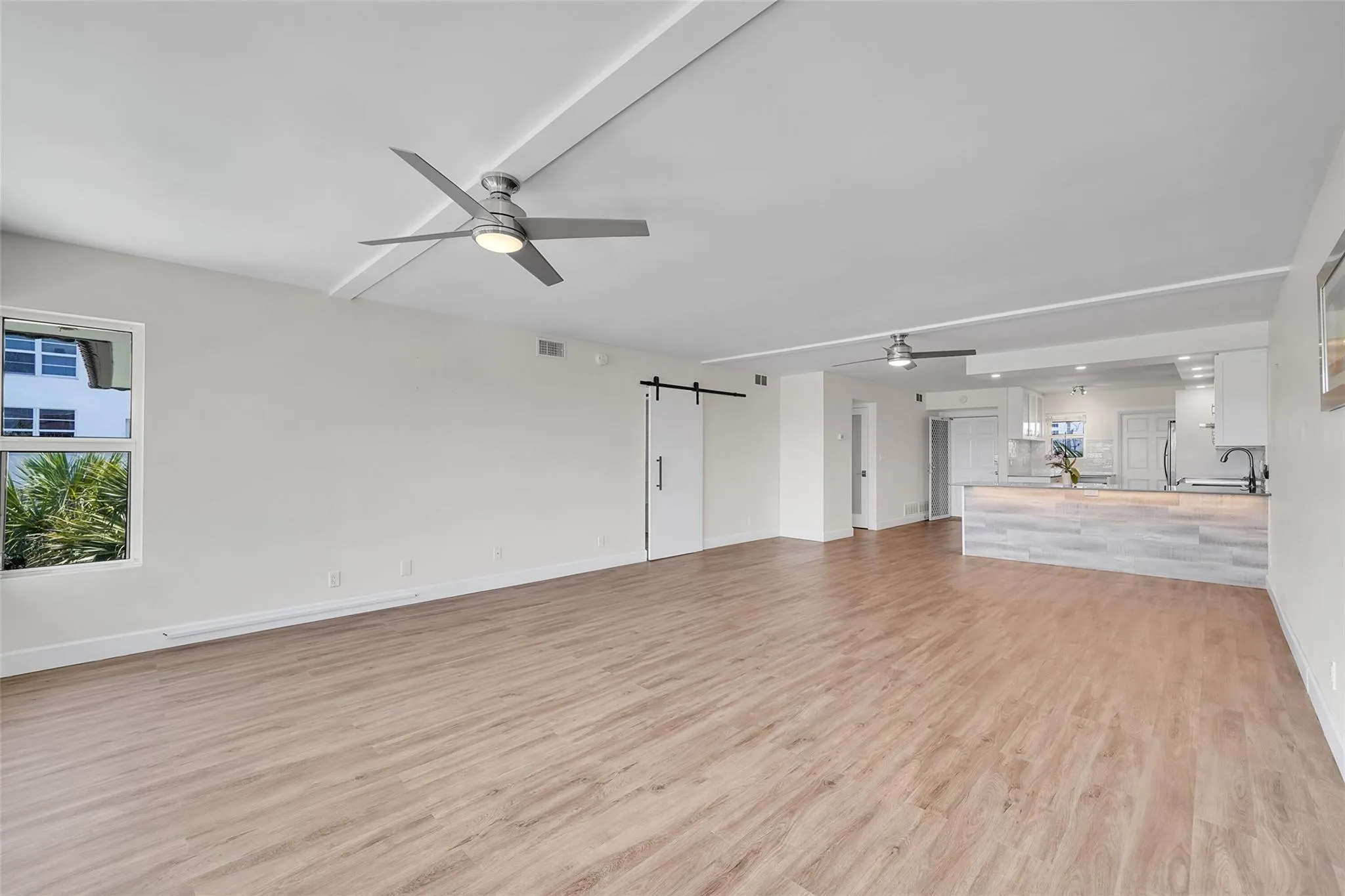 3121 NE 51 St, #406E