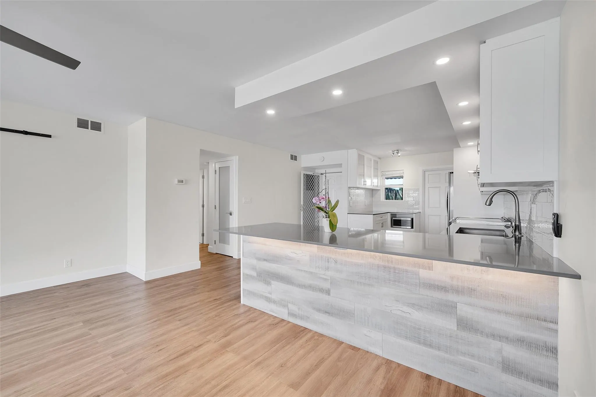 3121 NE 51 St, #406E