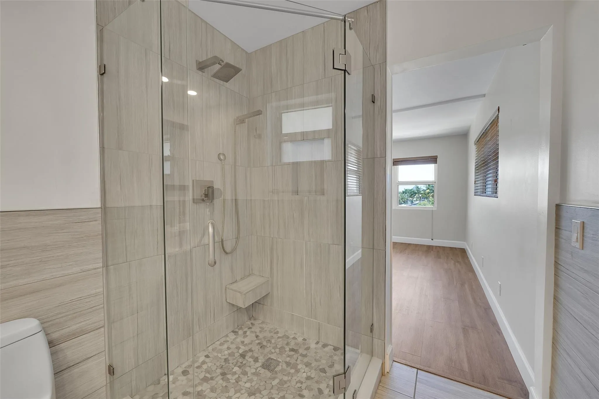 3121 NE 51 St, #406E