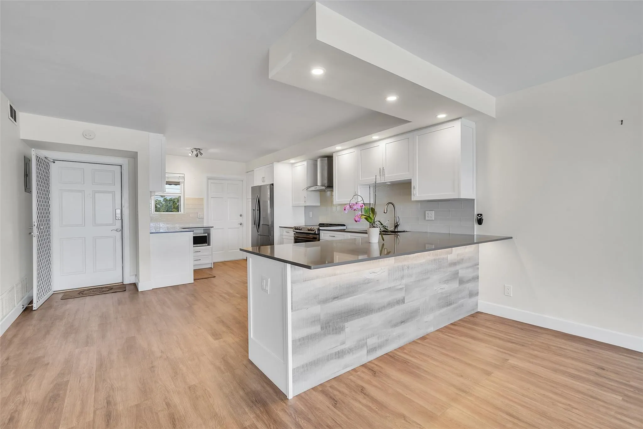3121 NE 51 St, #406E