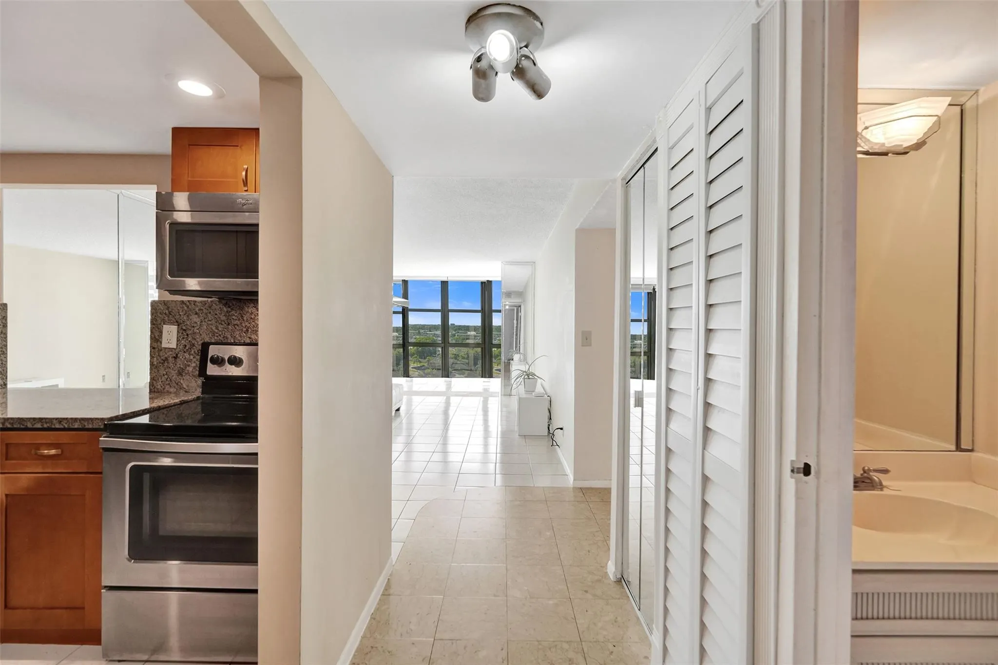 1000 Parkview Dr, #905