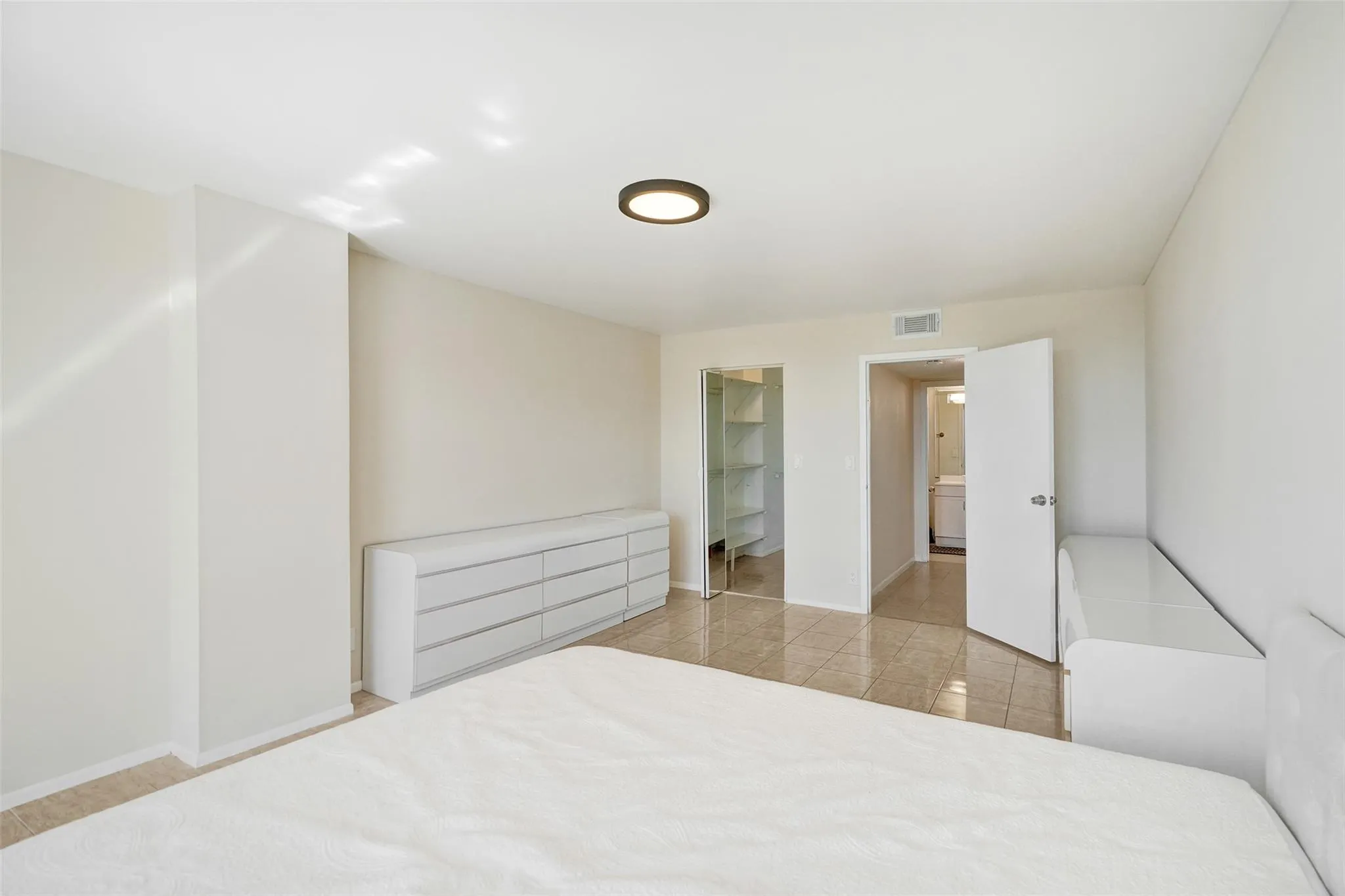 1000 Parkview Dr, #905