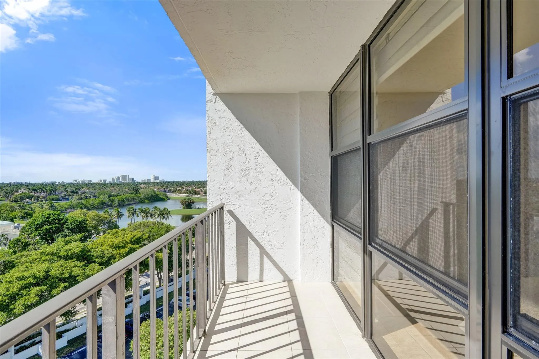 1000 Parkview Dr, #905