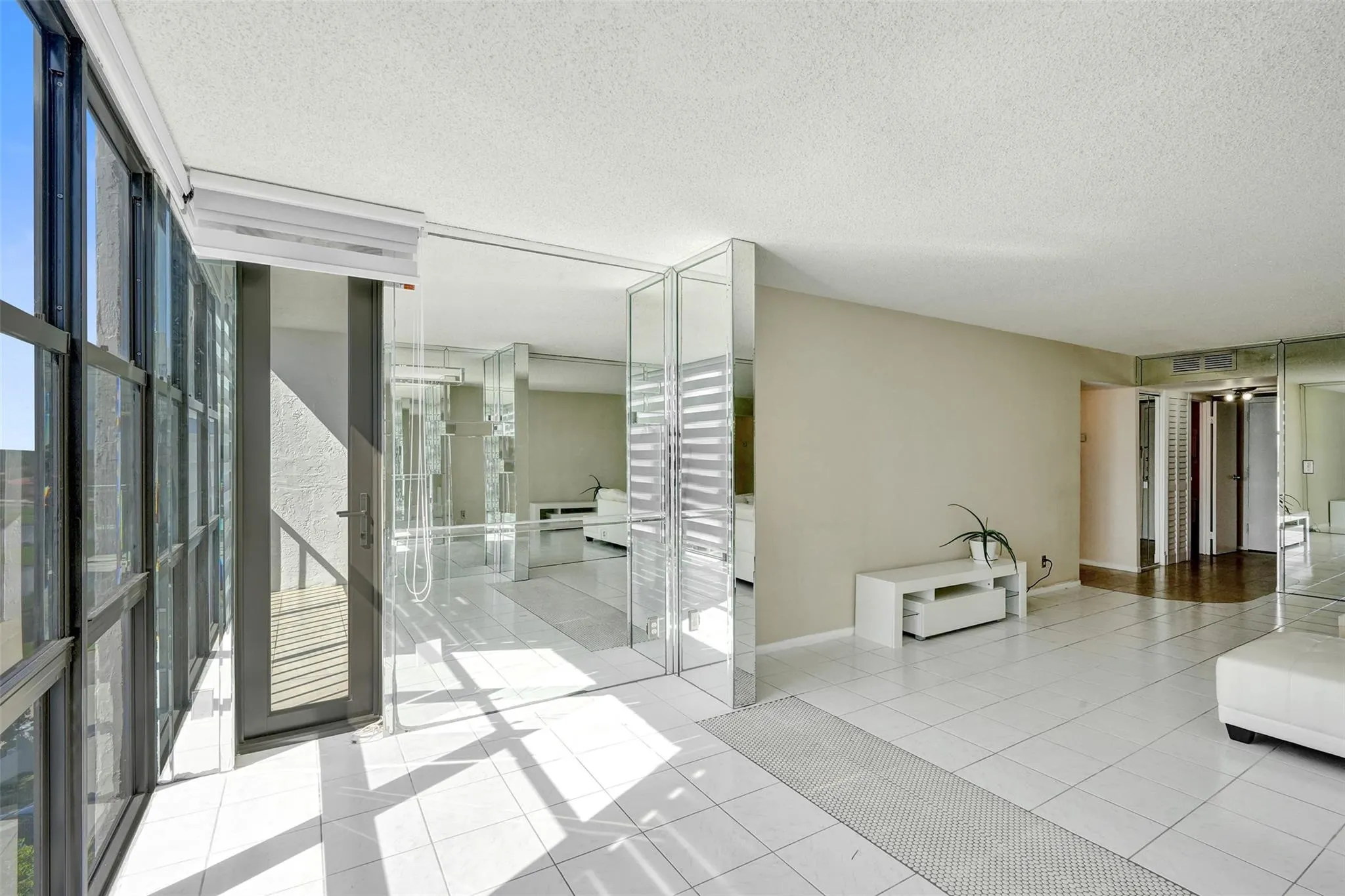1000 Parkview Dr, #905